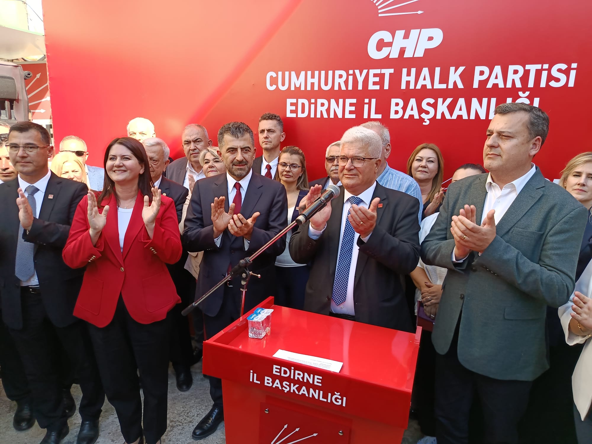Edirne Belediye Başkanı Filiz Gencan, bir televizyon kanalındaki programda ortaya atılan 'AK Parti'ye geçeceği' yönündeki iddialara, Cumhuriyet Halk Partisi (CHP) İl Başkanlığı önünde düzenlenen basın açıklamasında yanıt verdi. 